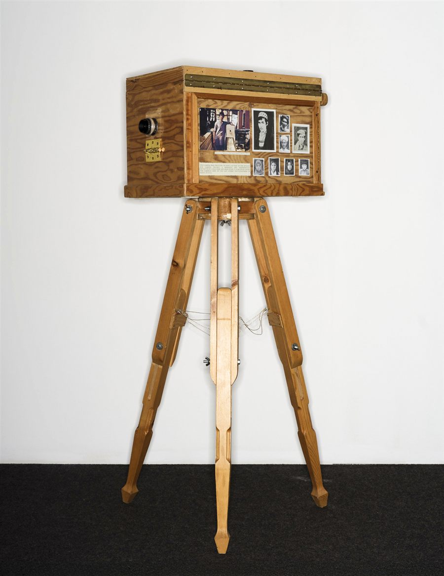 Ancien appareil photo de studio en bois sur trépied