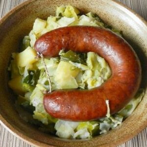 Assiette de papet vaudois et saucisse aux choux